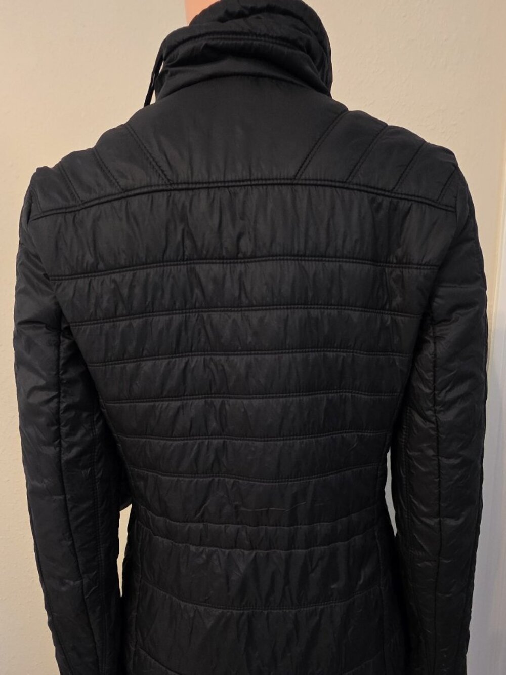 Guess Packable Quilted Lightweight Puffer Jacket — Size S / CH / P - Picture 5 of 14